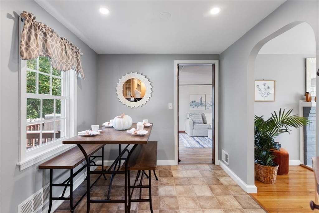 44 Sunset Dr, Beverly