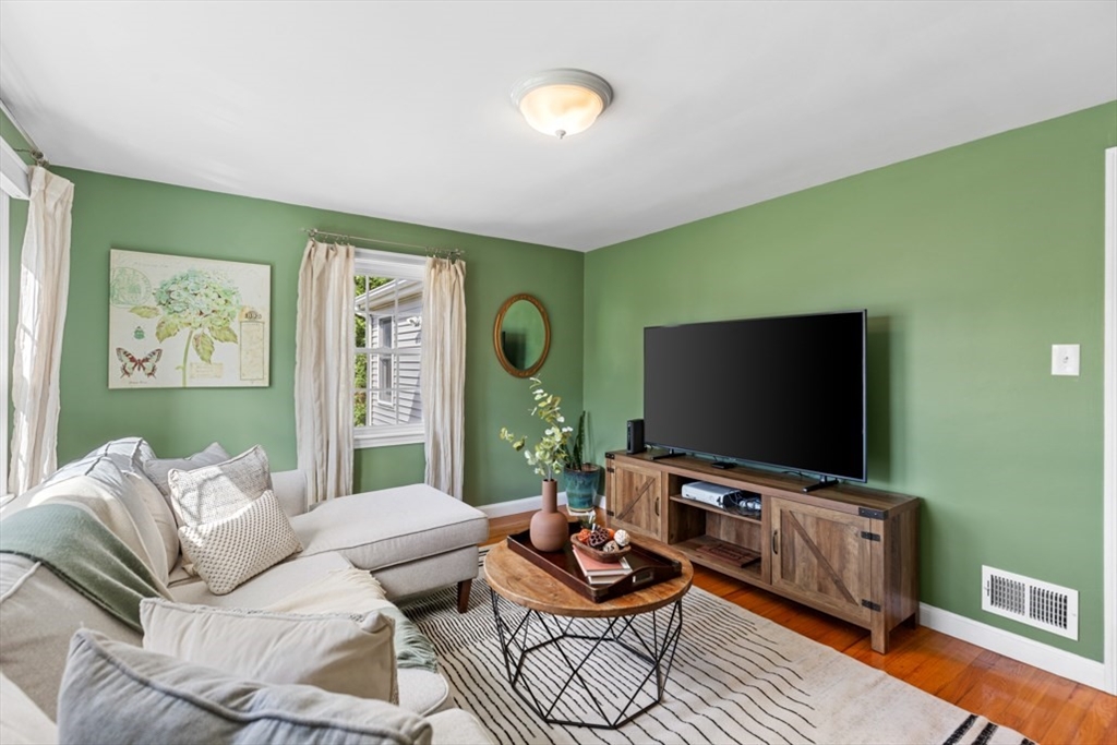 44 Sunset Dr, Beverly