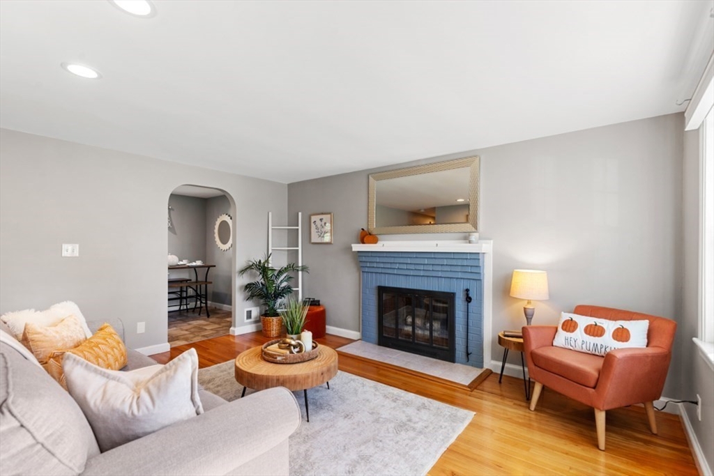 44 Sunset Dr, Beverly