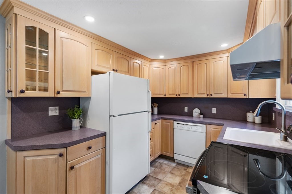 44 Sunset Dr, Beverly