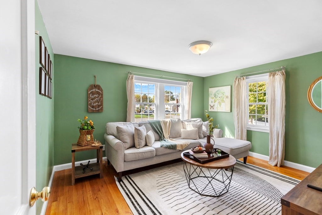 44 Sunset Dr, Beverly