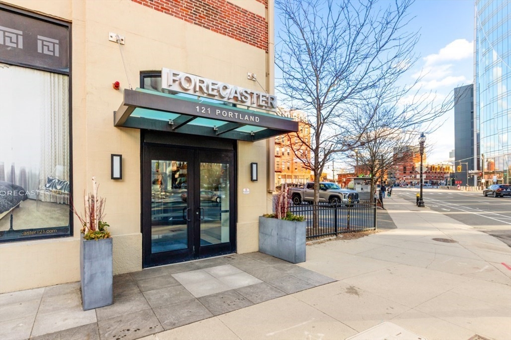 121 Portland St # 902