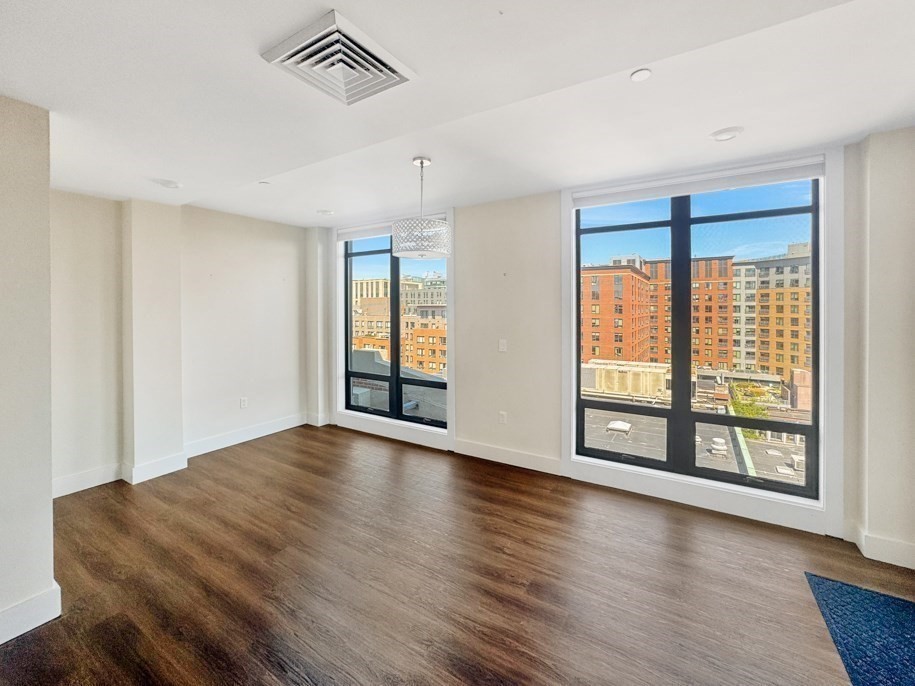 121 Portland St # 902