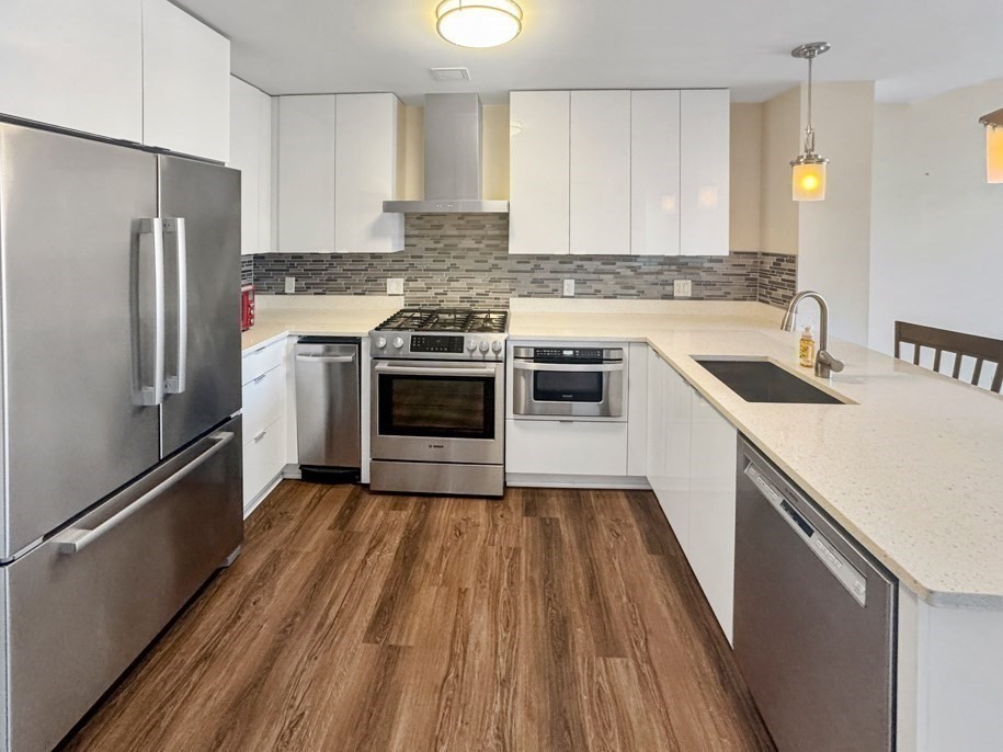 121 Portland St # 902