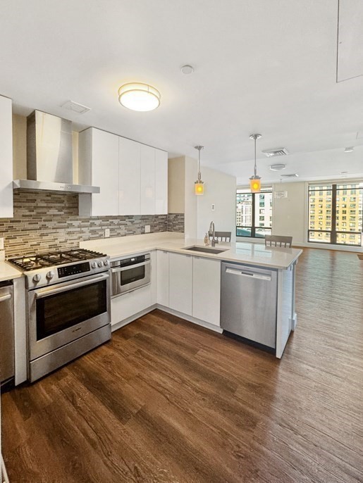 121 Portland St # 902