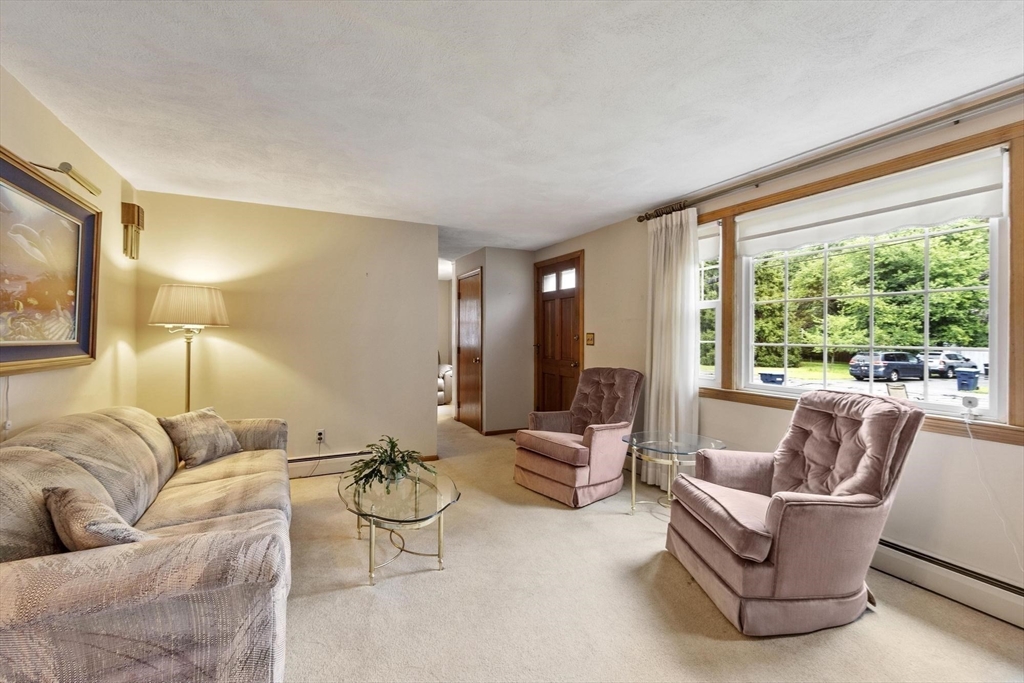 7 Susan Dr
