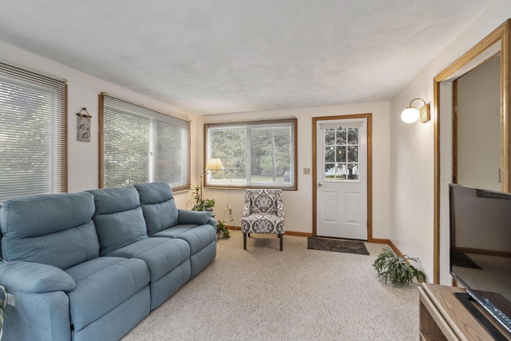 7 Susan Dr