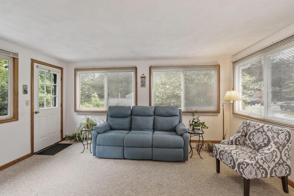 7 Susan Dr