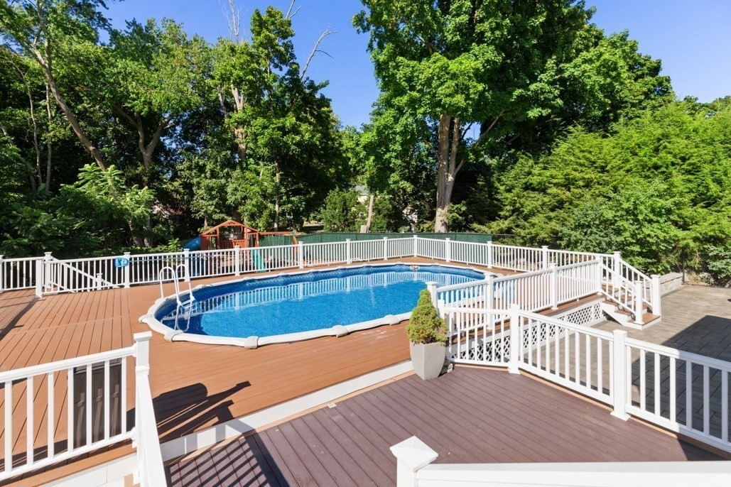 5 Green Meadow Dr