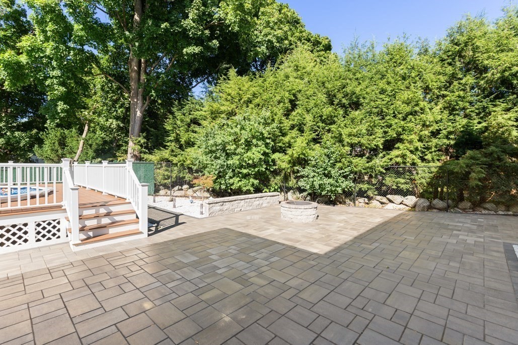 5 Green Meadow Dr