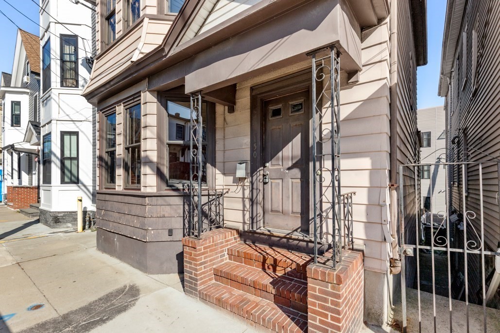 150 Falcon St
