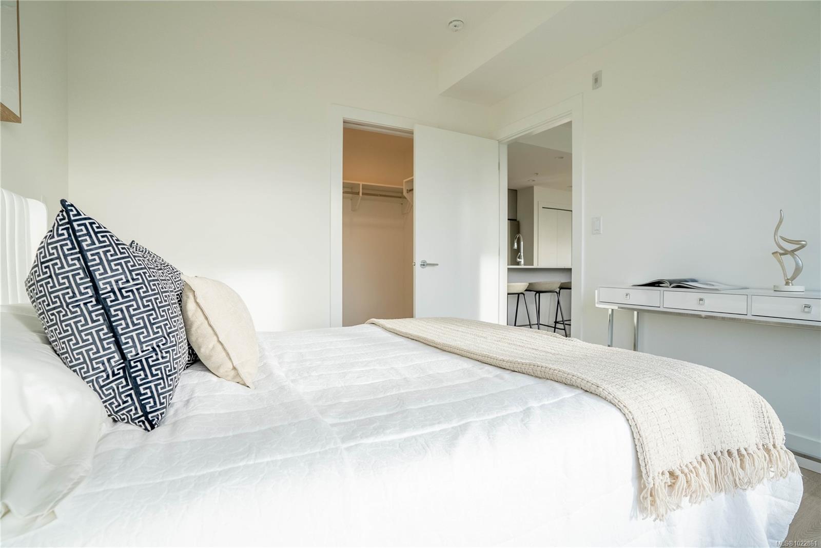 258 Helmcken Rd # 604