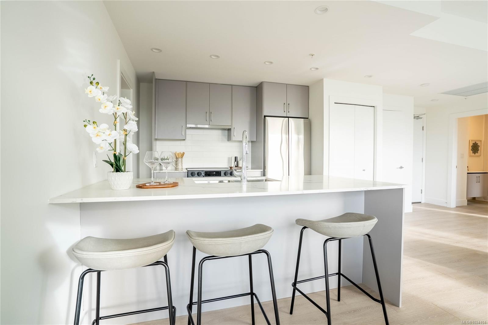 258 Helmcken Rd # 605