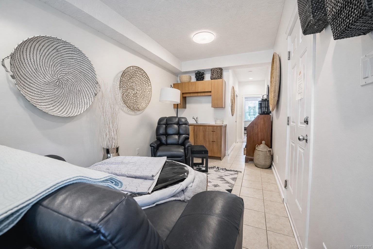 1924 Maple Ave S # 107