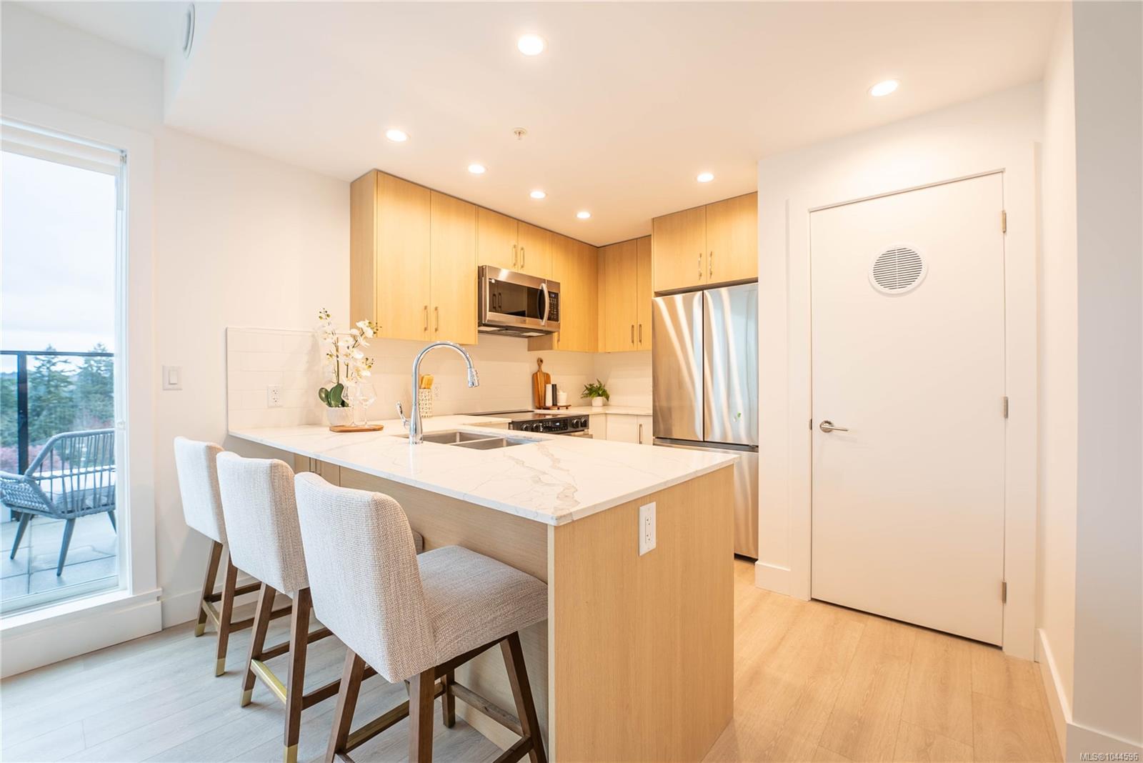 258 Helmcken Rd #212