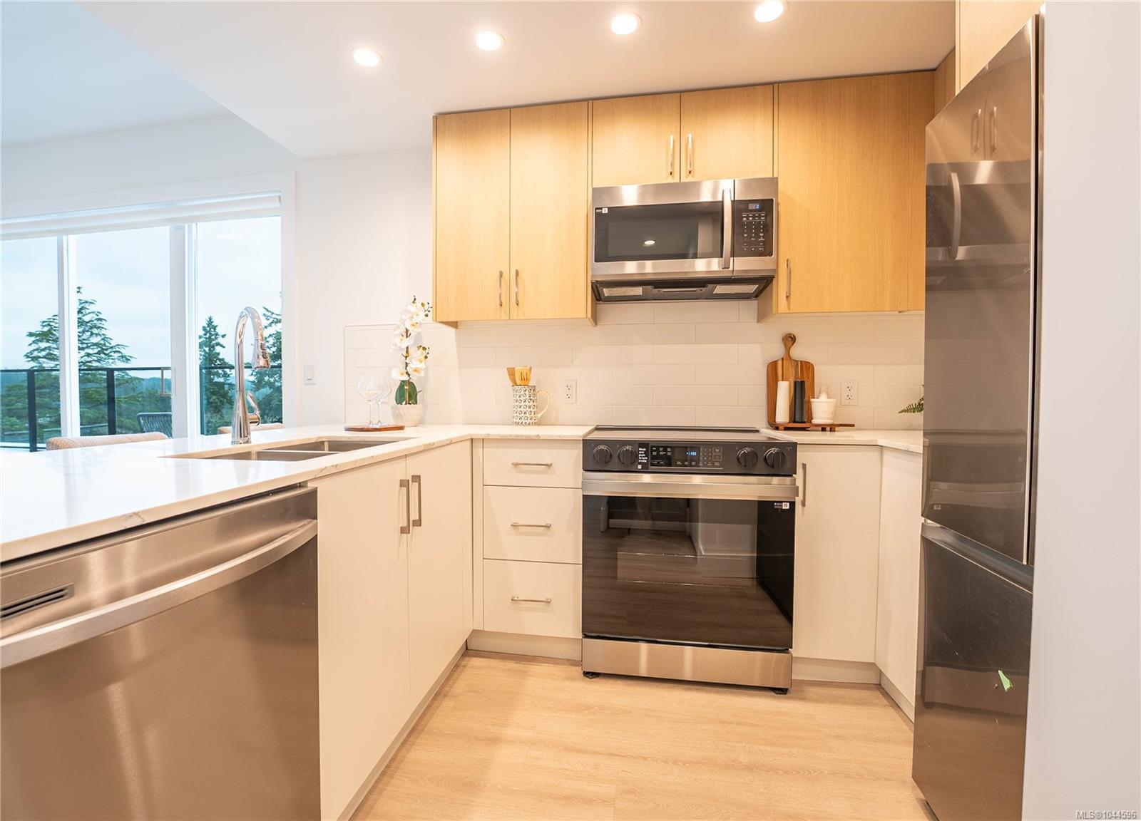 258 Helmcken Rd #212