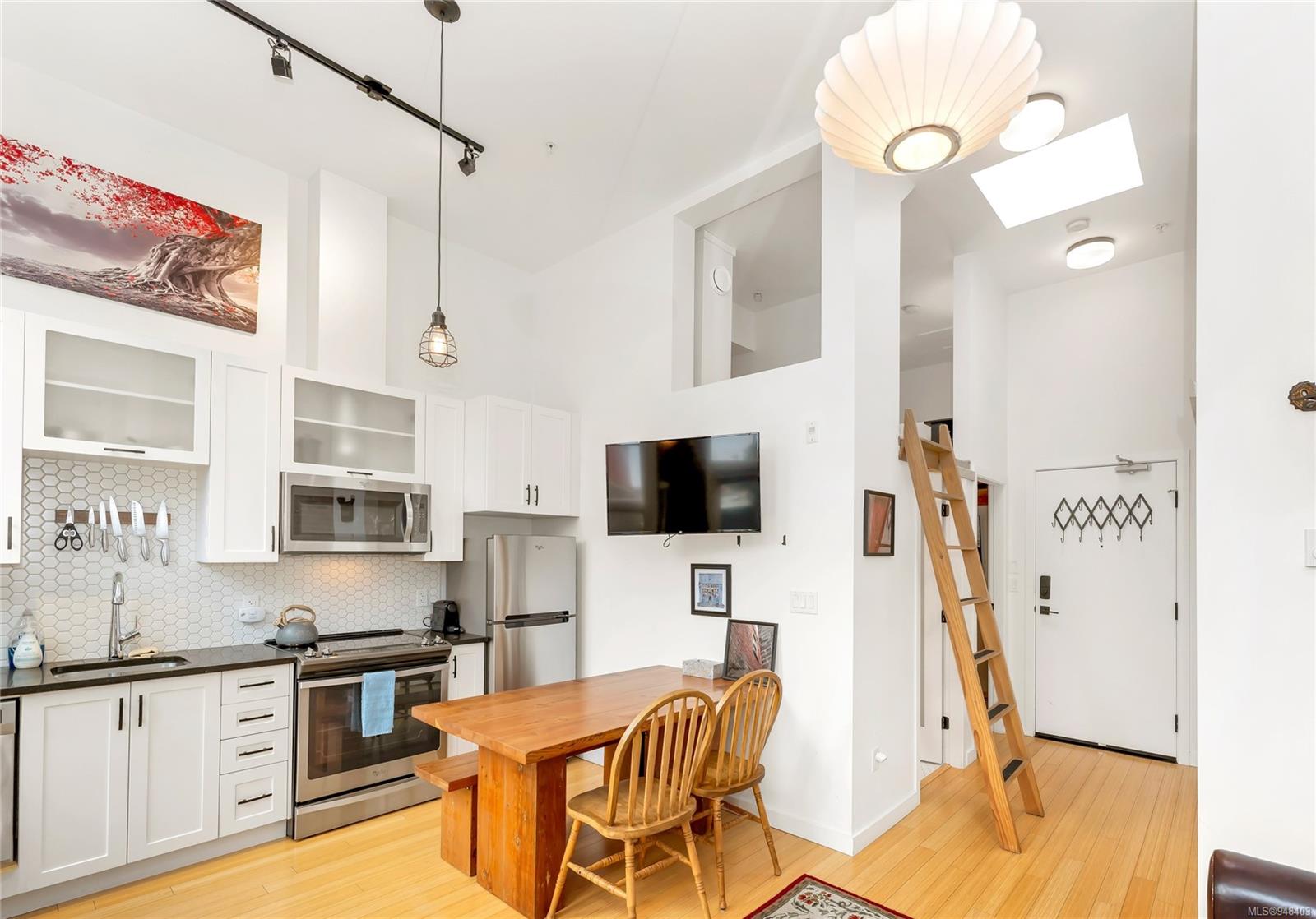 535 Fisgard St Unit: 208