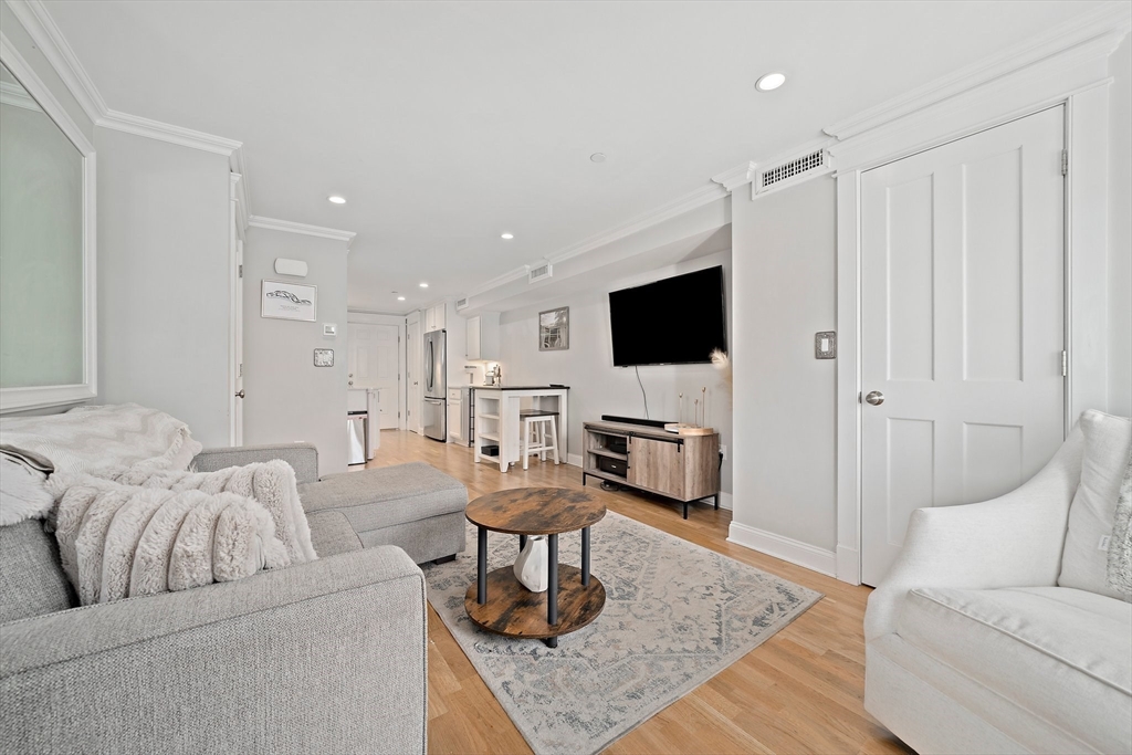 25 Howland St # 2