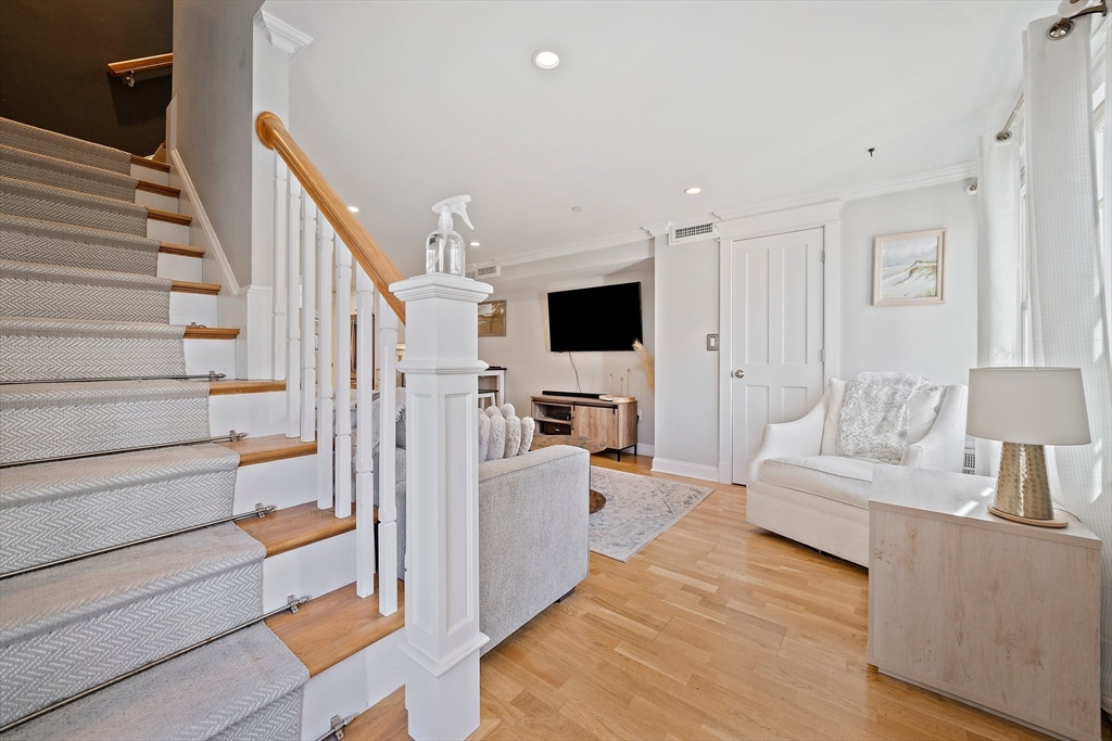 25 Howland St # 2