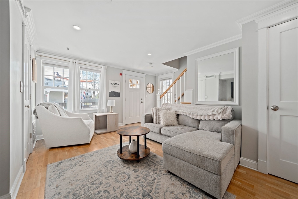 25 Howland St # 2