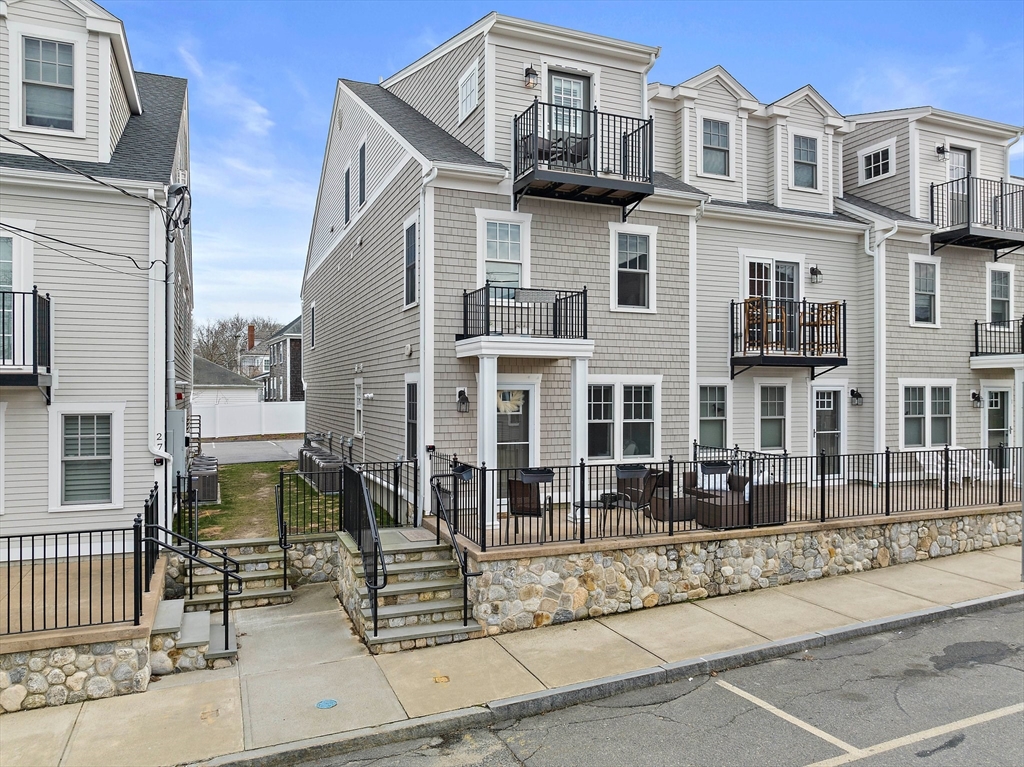 25 Howland St # 2