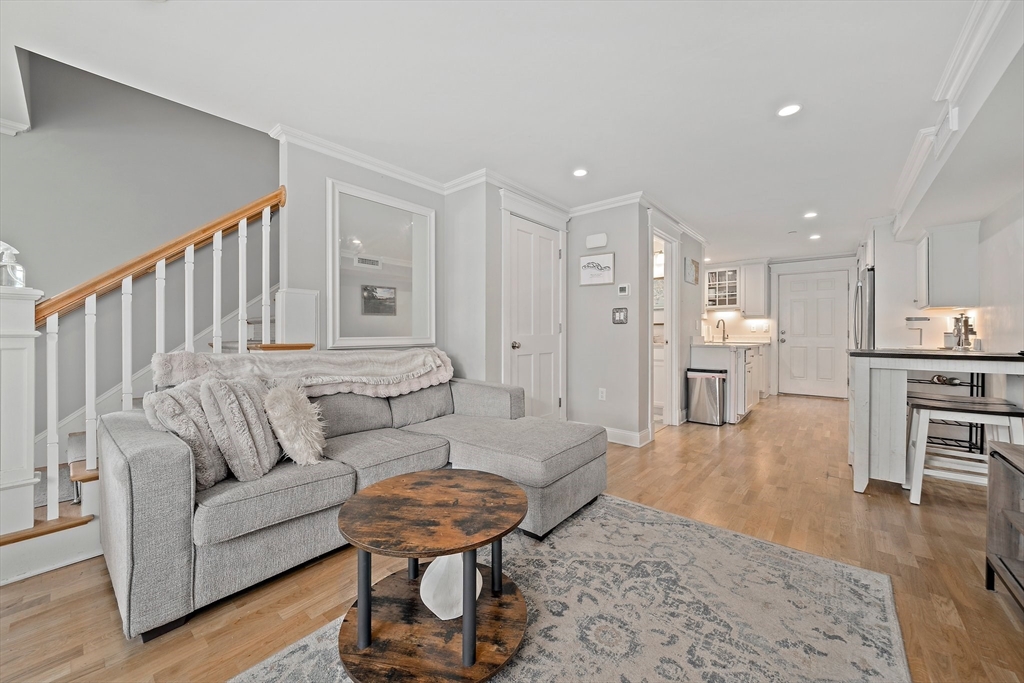 25 Howland St # 2