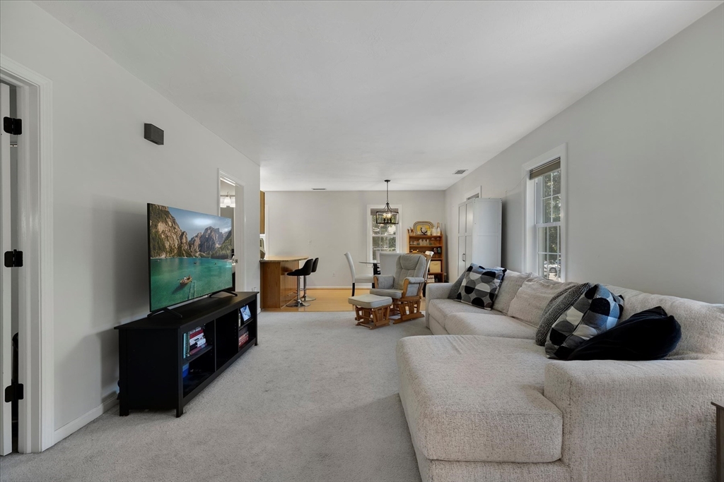 42 Hobart Ln # 42