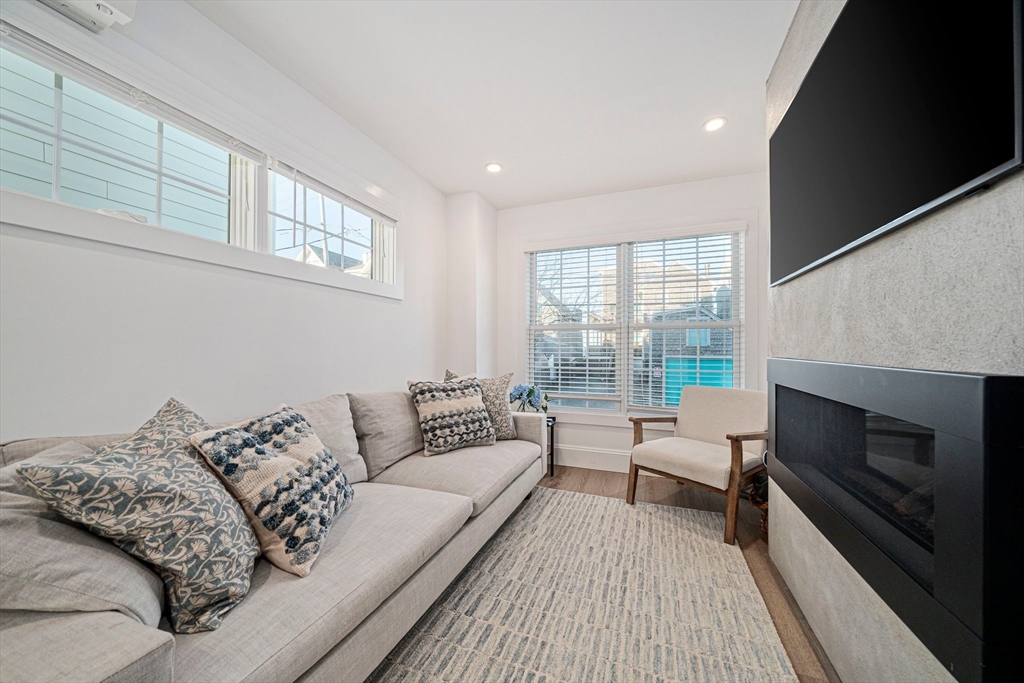 85 Glades Rd