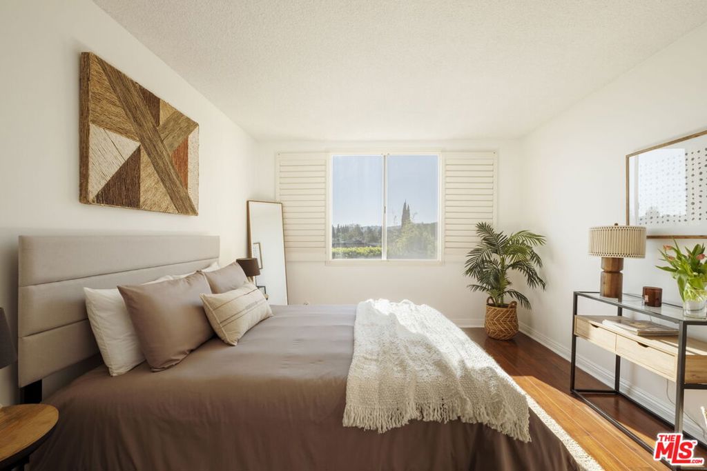 12830 Burbank Boulevard 207