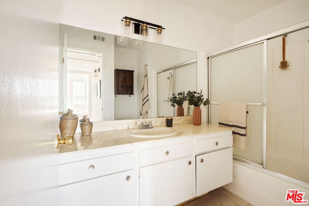 12830 Burbank Blvd Unit: 207