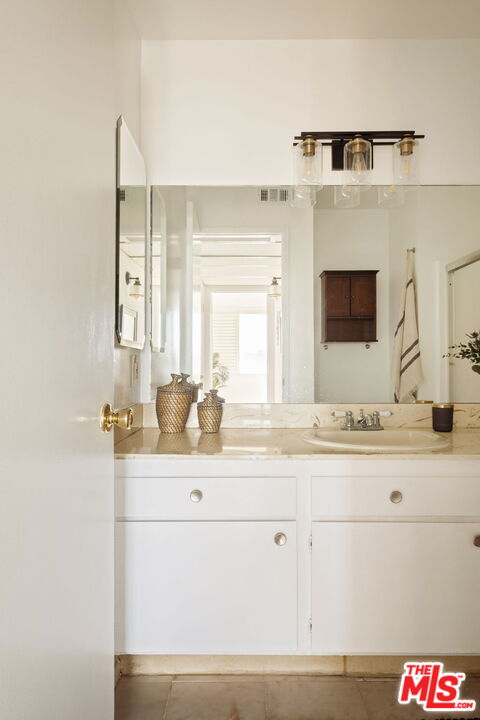 12830 Burbank Blvd Unit: 207