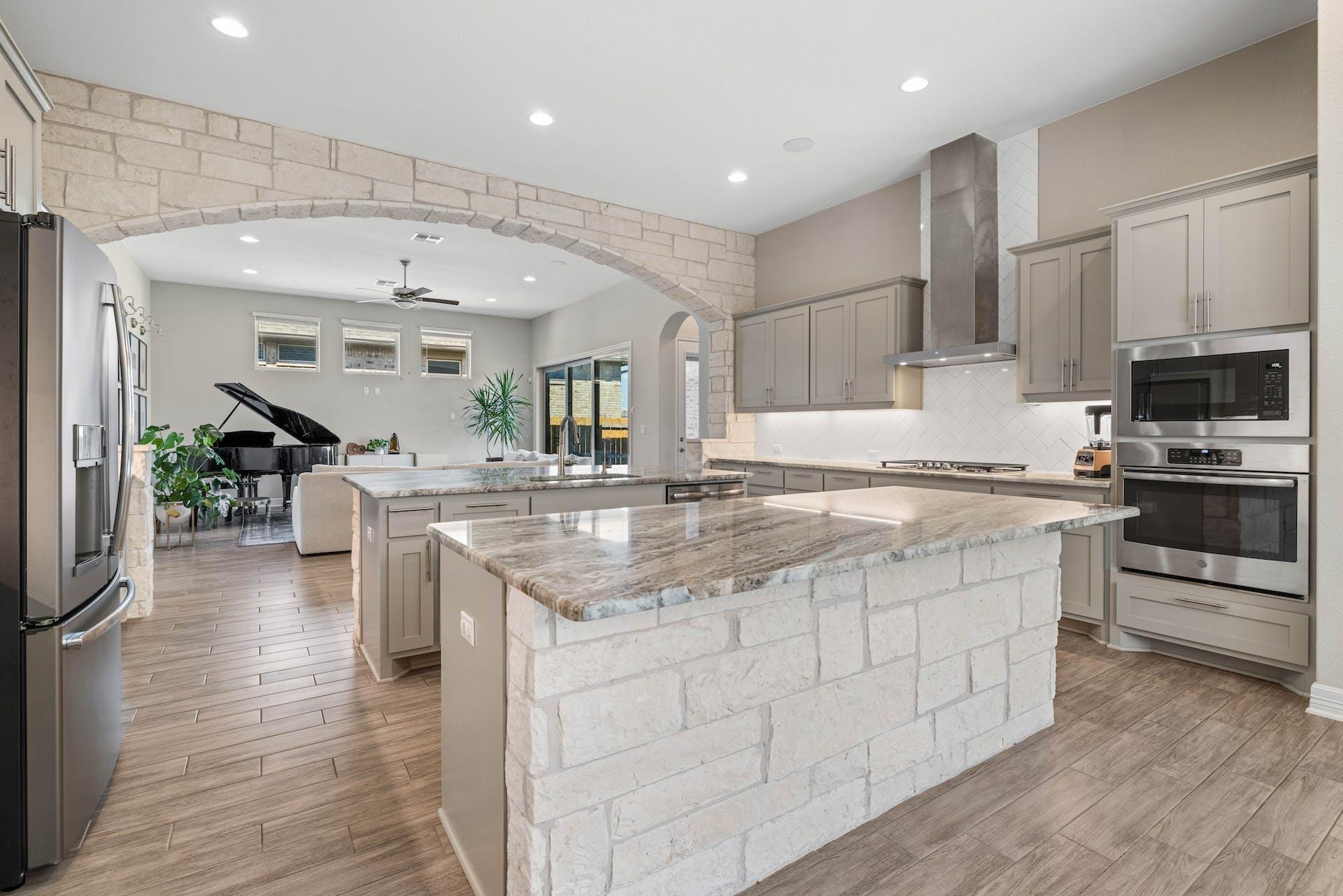 4205 Lynette LN