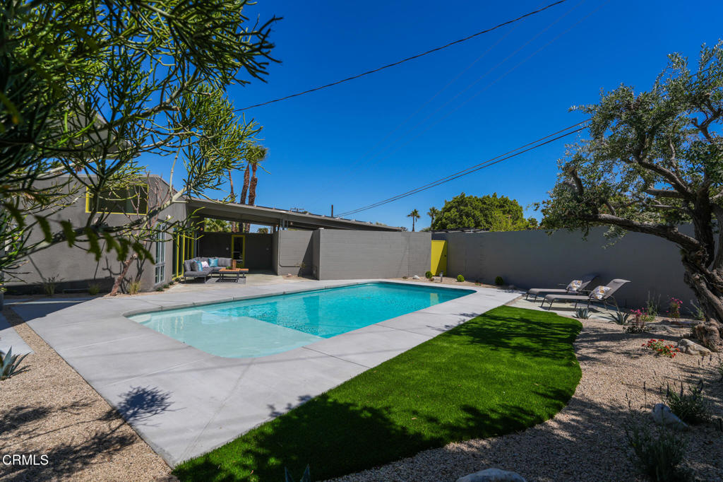 2839 N Davis Way