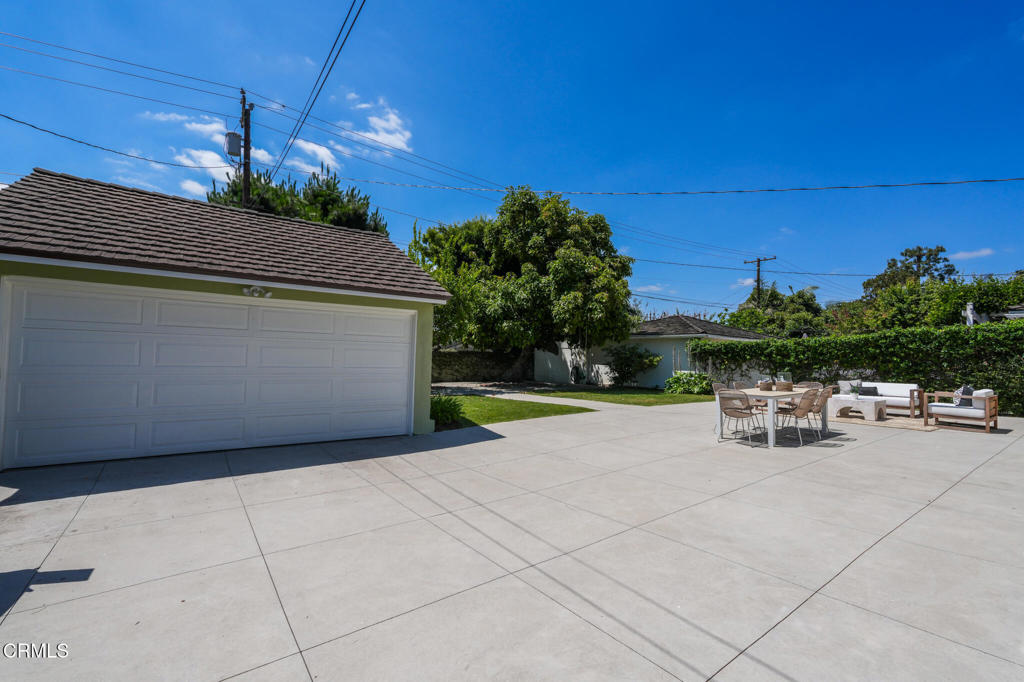 2882 Woodlawn Avenue