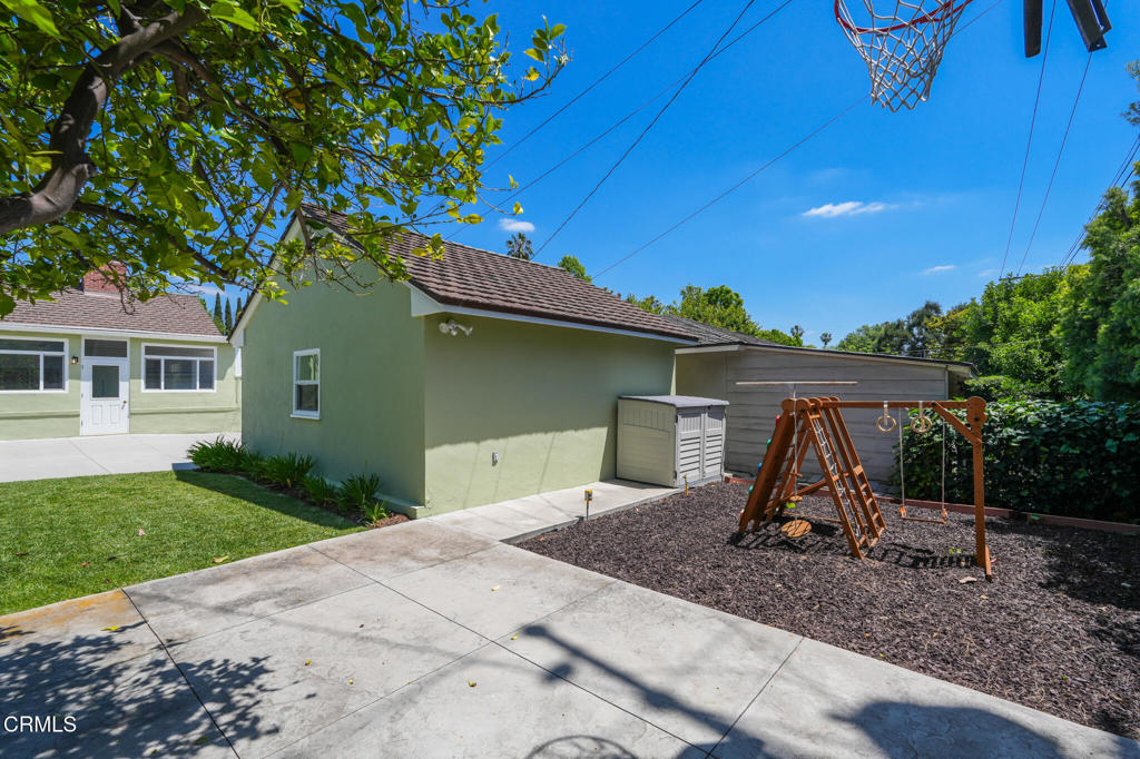 2882 Woodlawn Avenue