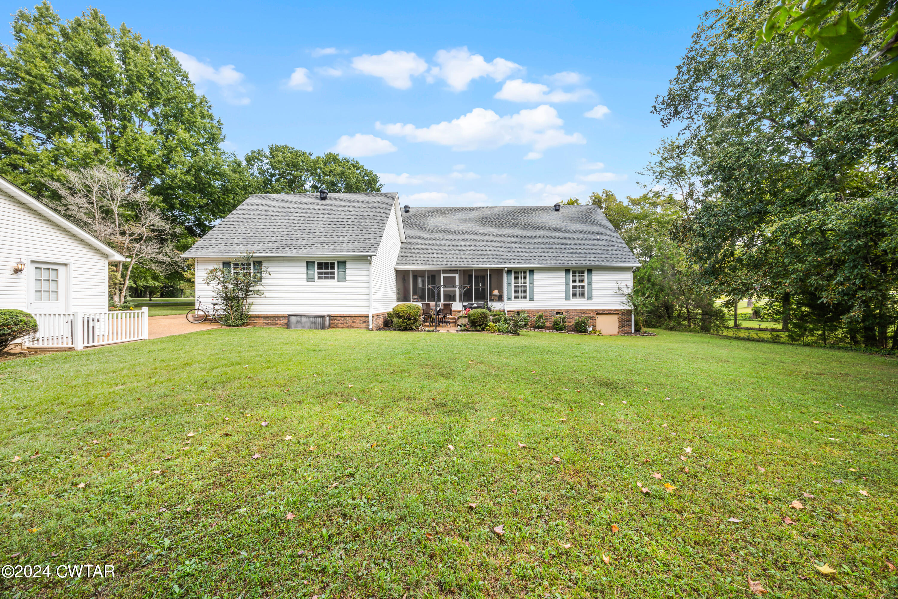 180 Lakewood Drive E