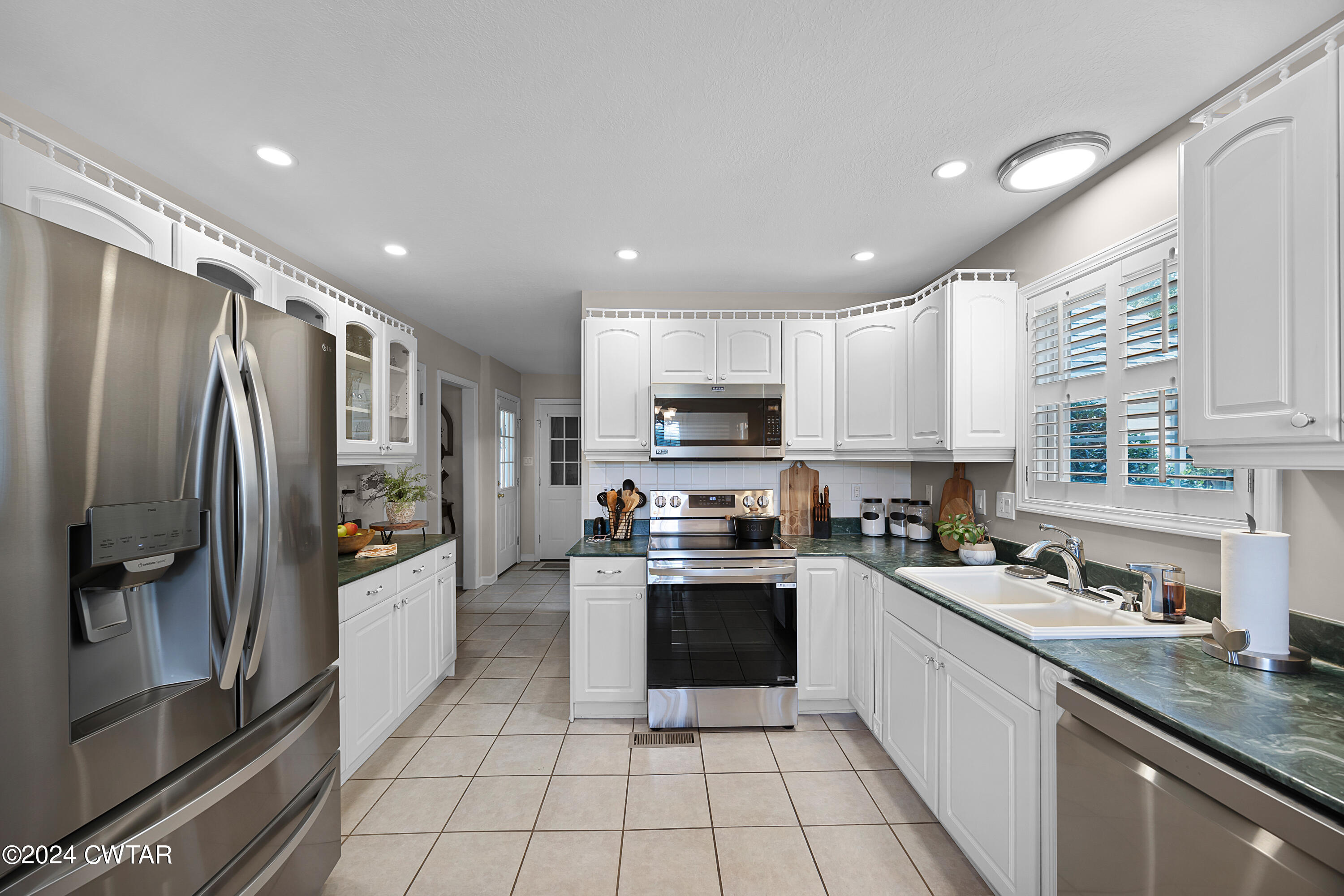 180 Lakewood Drive E