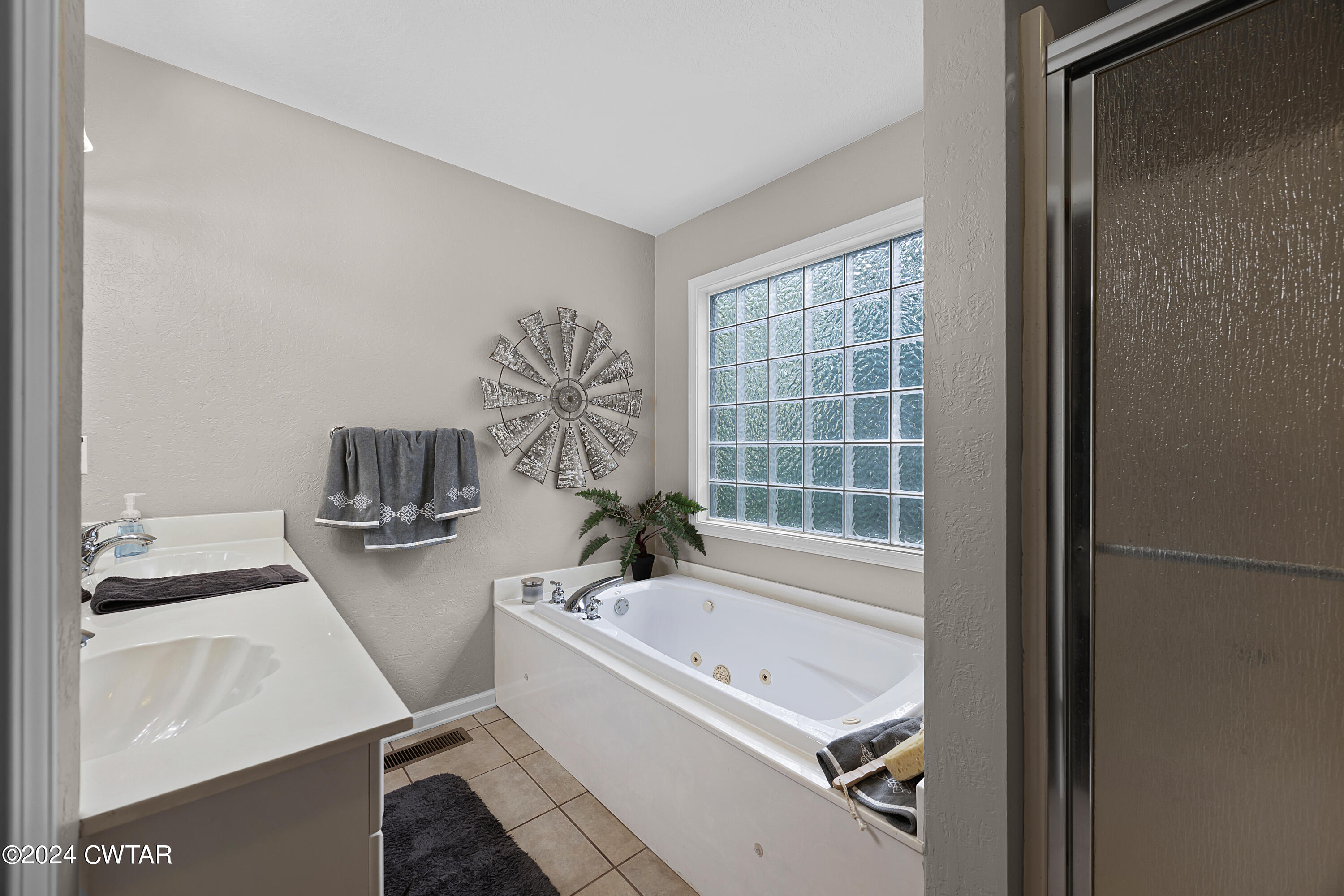 180 Lakewood Drive E