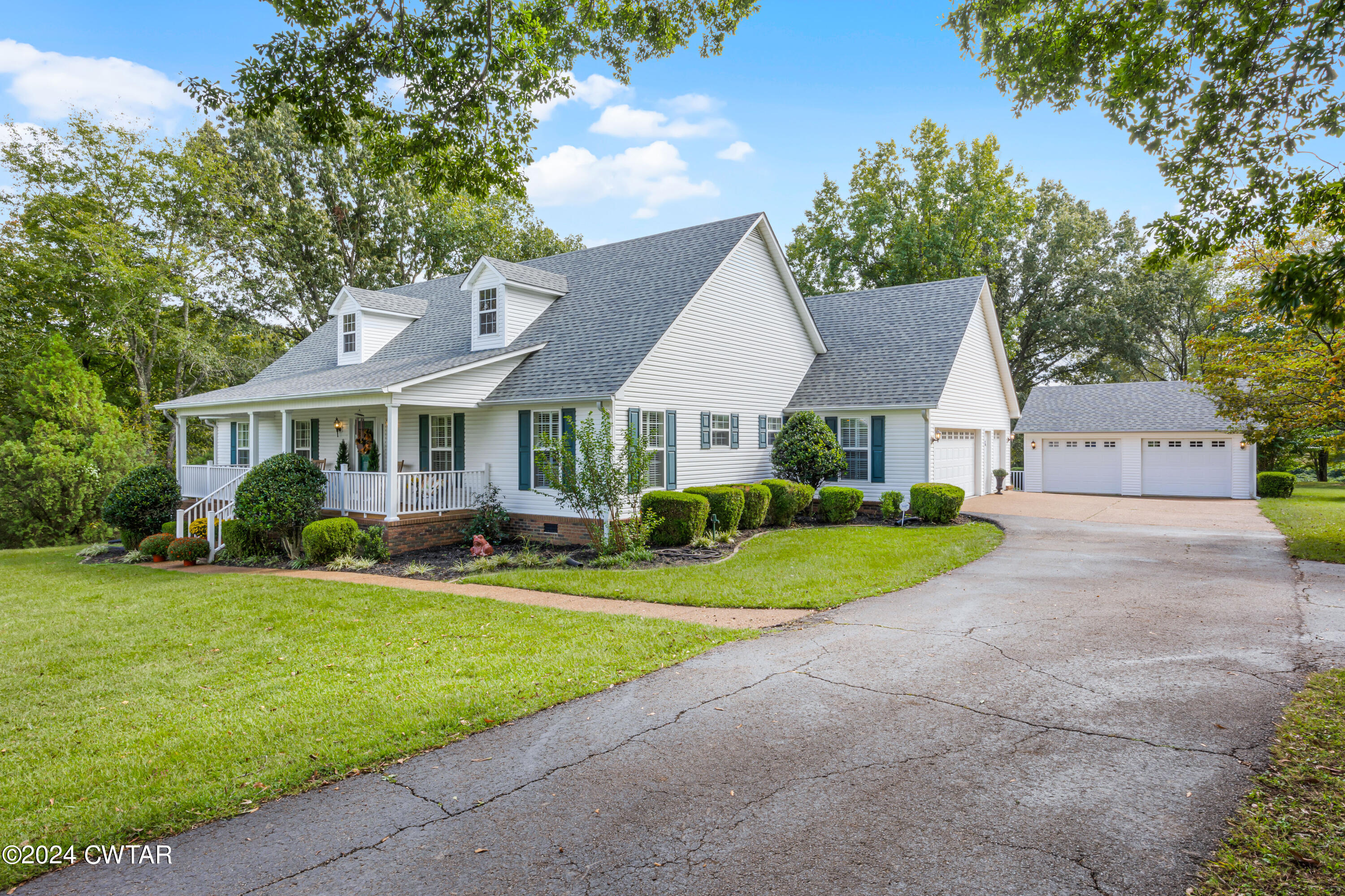 180 Lakewood Drive E