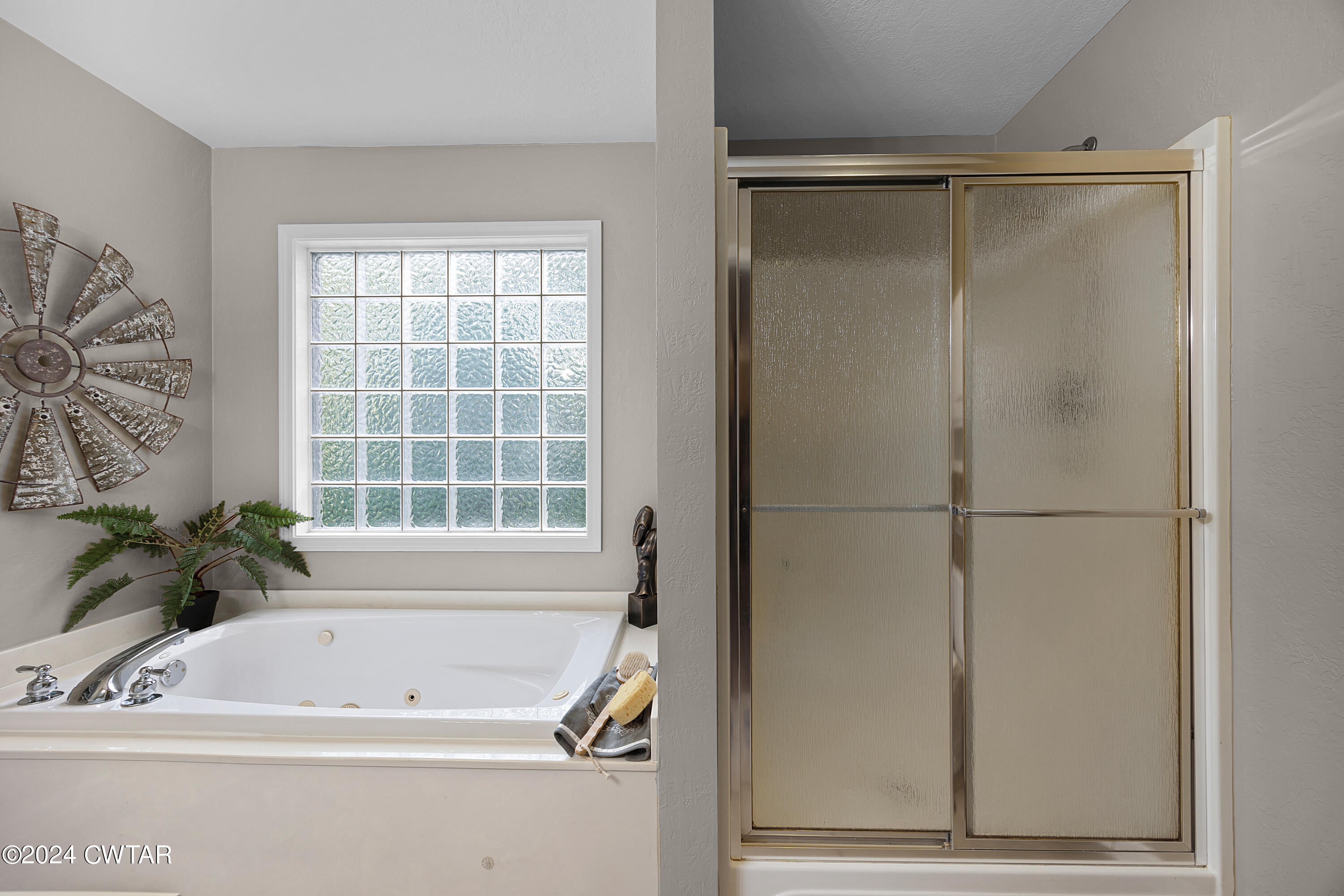 180 Lakewood Drive E