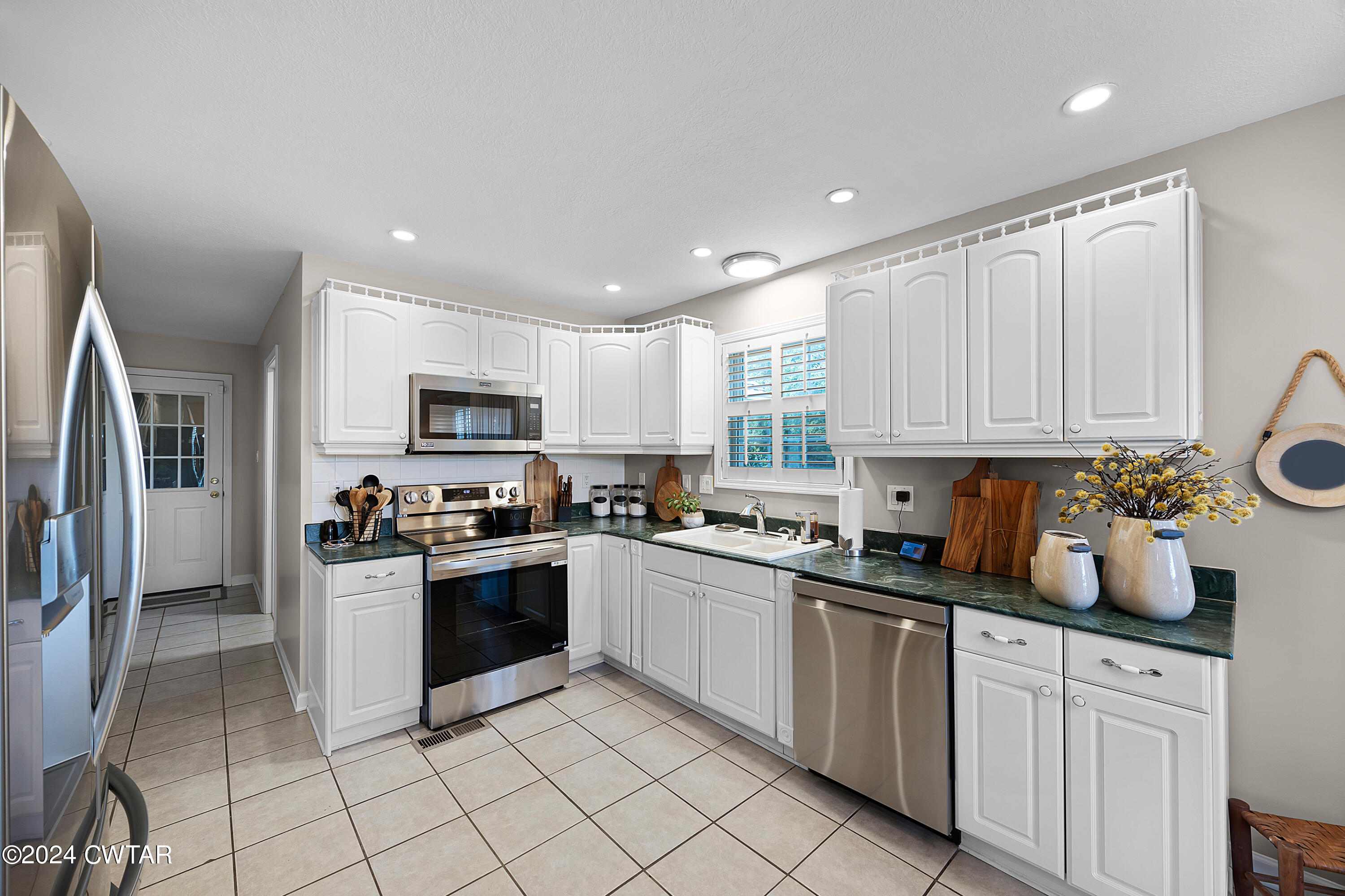 180 Lakewood Drive E