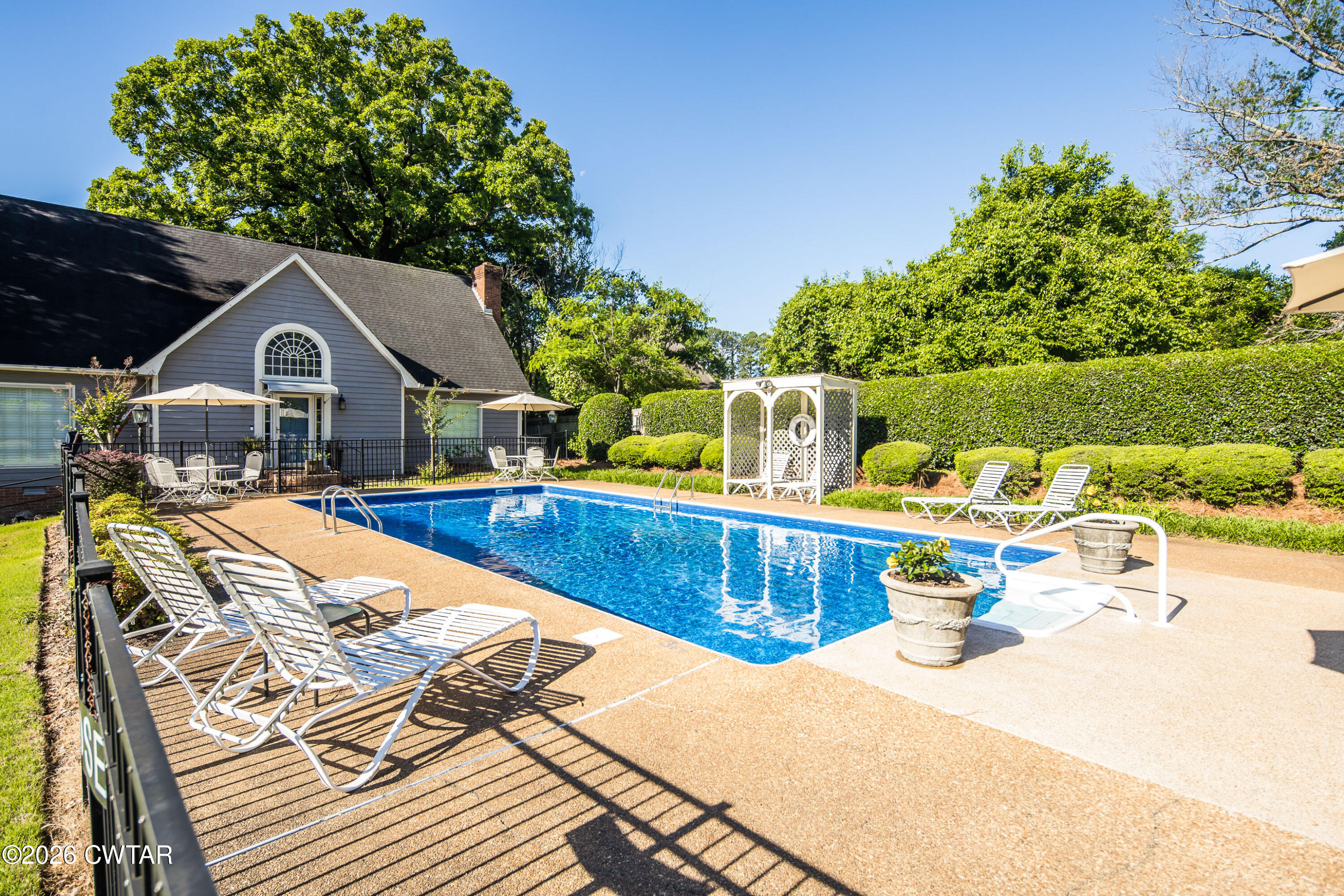 33 Broadmoor