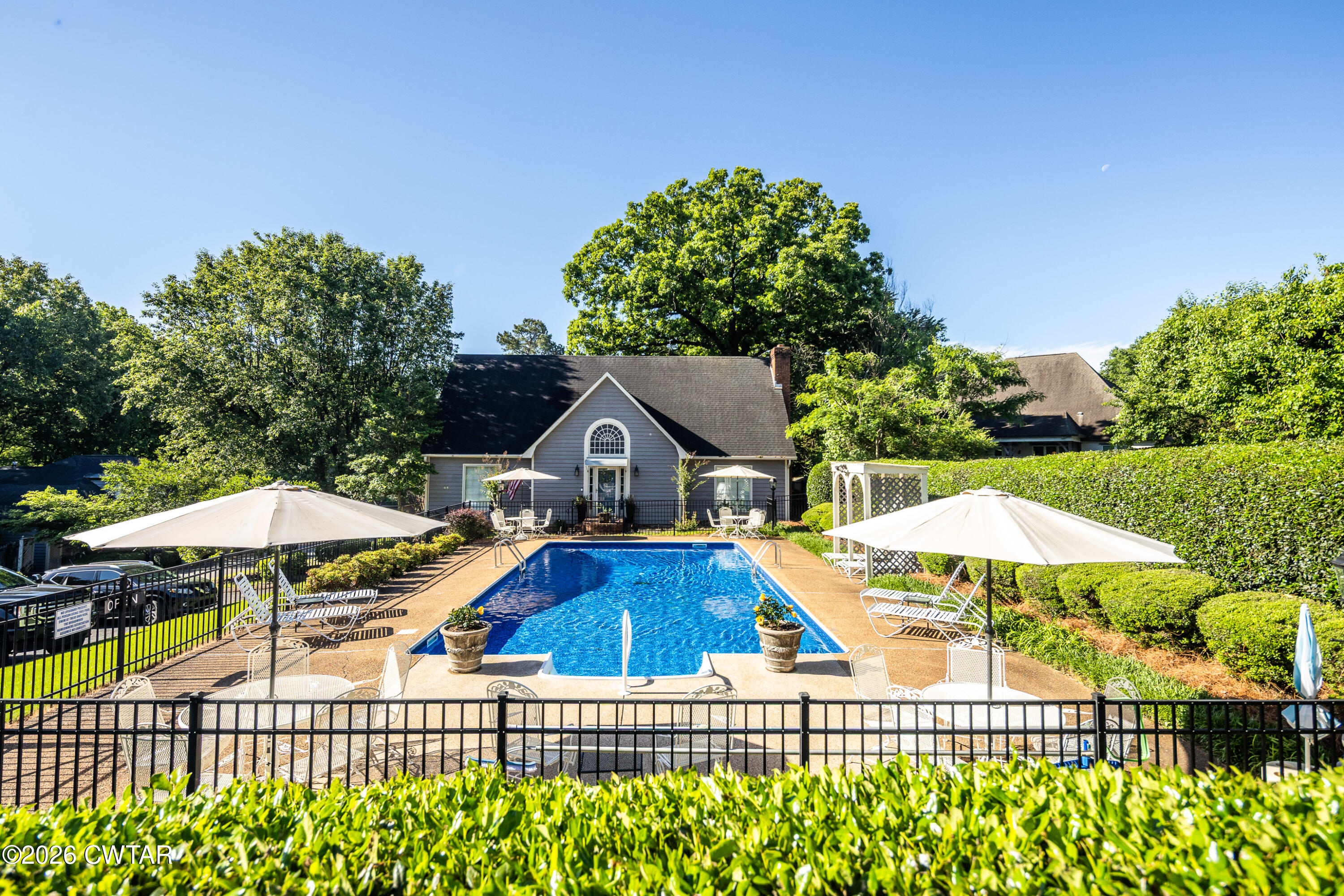 33 Broadmoor