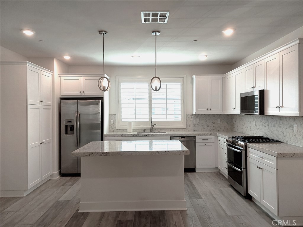 18289 Iris Lane