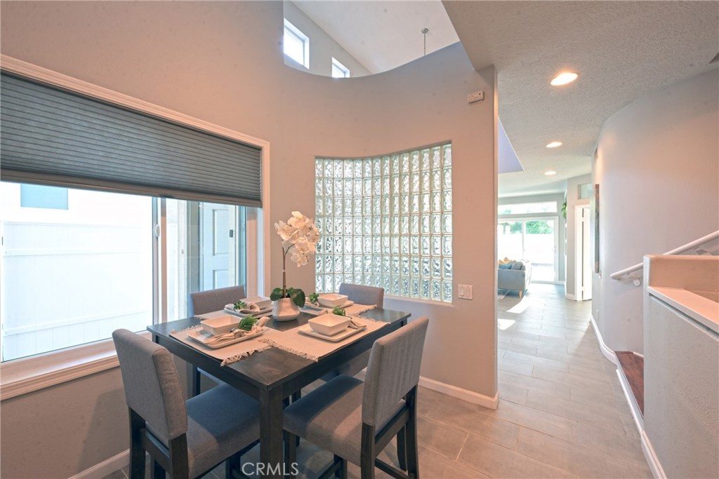 927 S Lone Pine