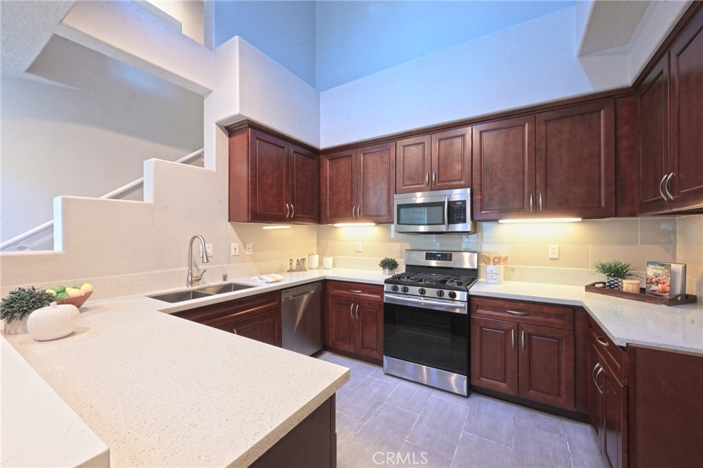 927 S Lone Pine
