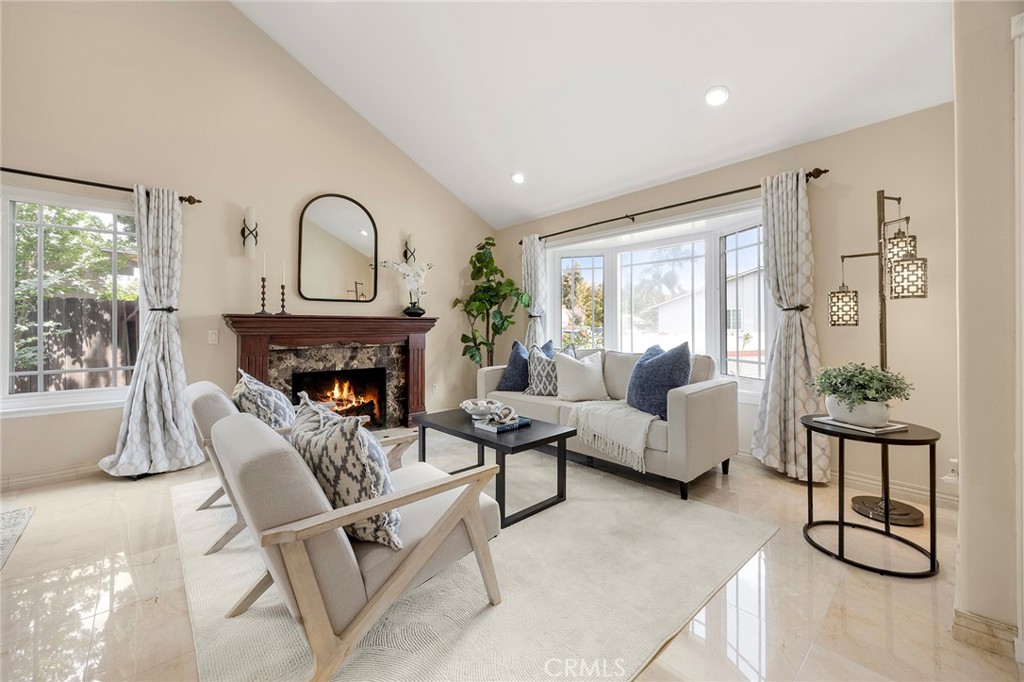 4962 E Glenview