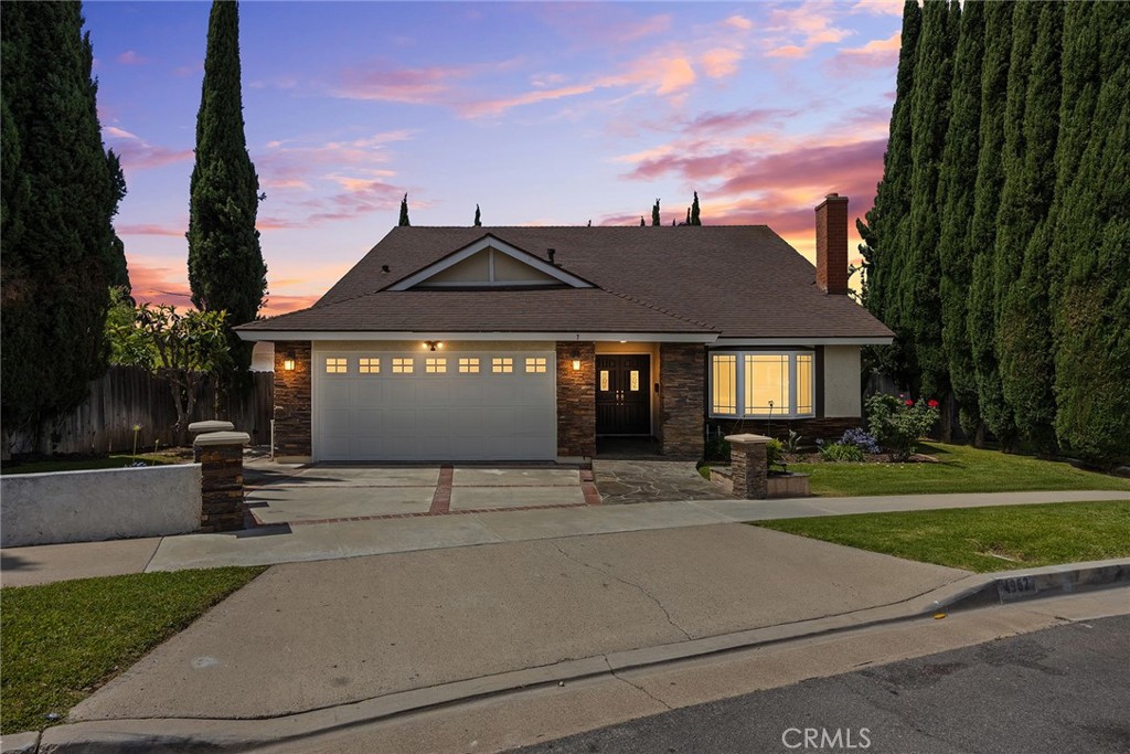 4962 E Glenview