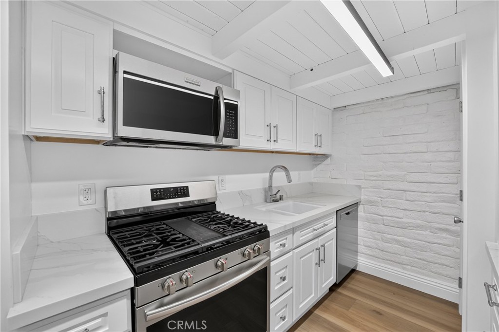 5068 Lakeview