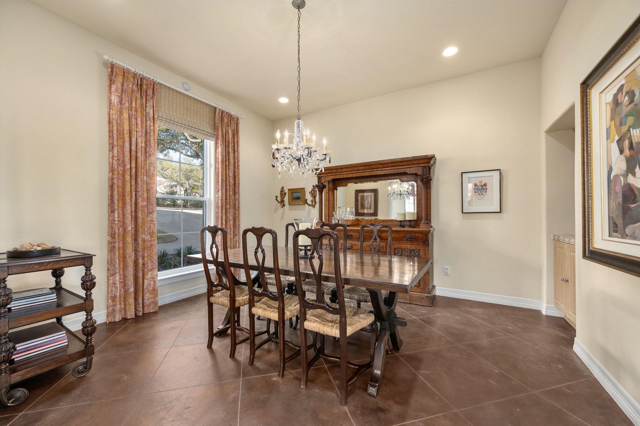 1305 Constant Springs DR